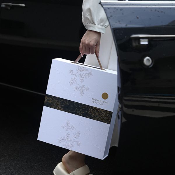 Magnetic Lid Gift Box with Handle - Image 5